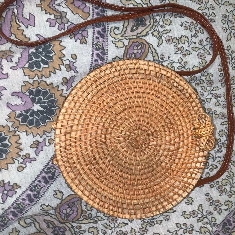 Woven Round Basket Purse - Picture 2 of 4